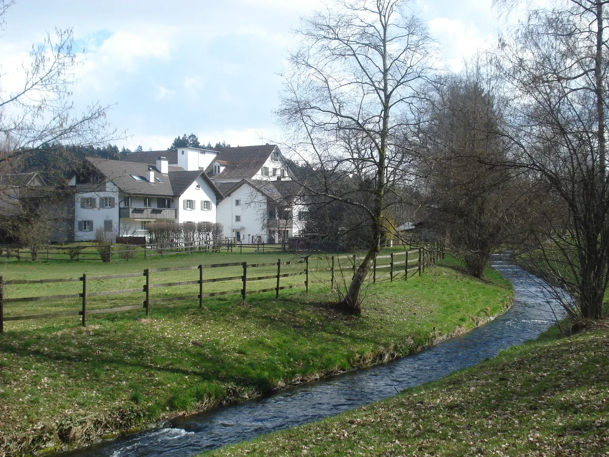 Altes Fabrikgebäude am Fluss